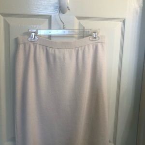 Beautiful St John knit cream skirt.